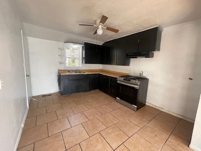 Photo - Super Cute 3 bedroom 1 bathroom Home Available NOW!!