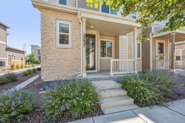 Building Photo - GEORGEOUS 3 bedroom townhome, with 2 car garage!