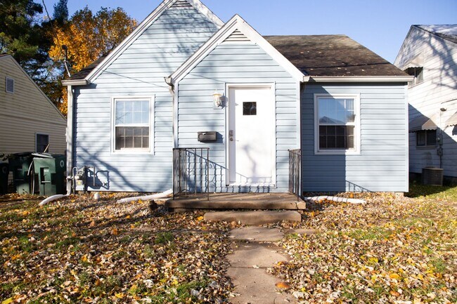 Building Photo - Next-Level Student Living  |  3,000+ Sq Ft 4BR Home Steps from Ball State – Pre-Lease Now!