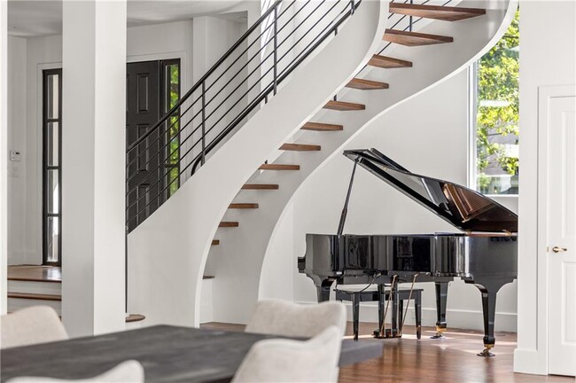 Photo - 35 Robin Hood Rd NE