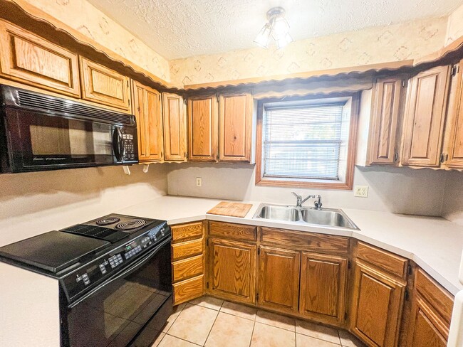 Building Photo - Spacious 1BR Apt. with Covered Parking Unit 501 N Main St 1A Jennings, OK 74038