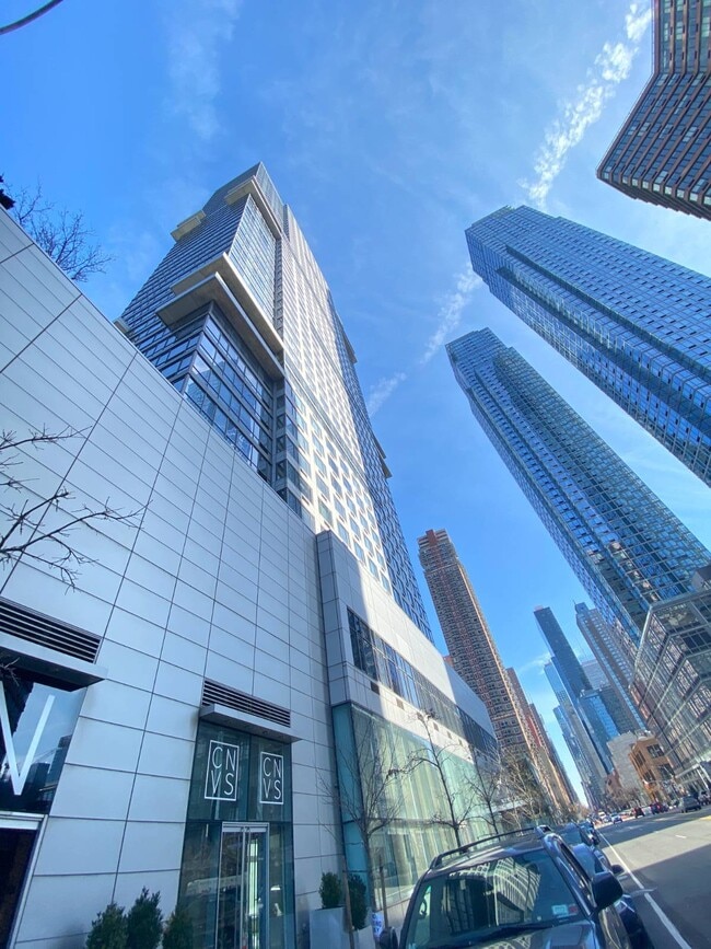 Building Photo - 635 W 42nd St Unit 22H Rental