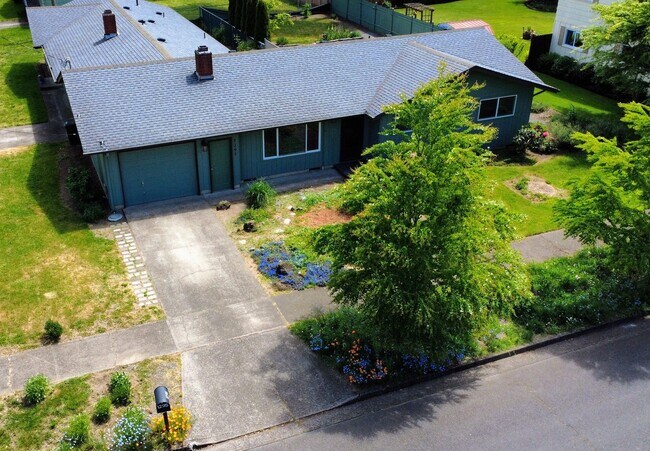 Photo - 3 Bedroom, 1 Bathroom Duplex Near Coburg Road