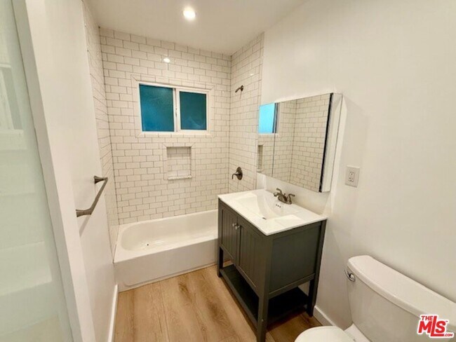 Photo - 1143 N Formosa Ave Unidad 2