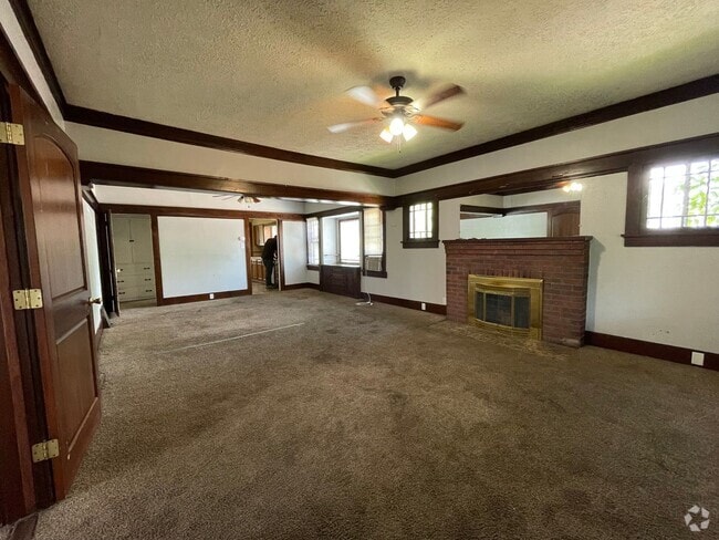 Building Photo - AVAILABLE NOW!! Move-In Special! Half Off ... Rental