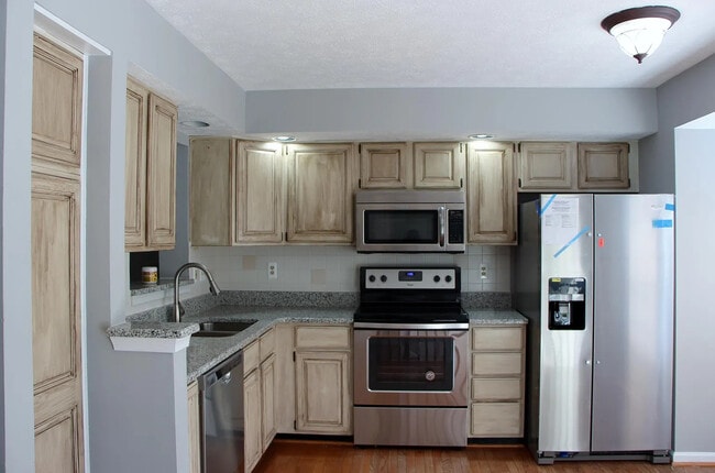 Photo - 445 Woodhill Dr