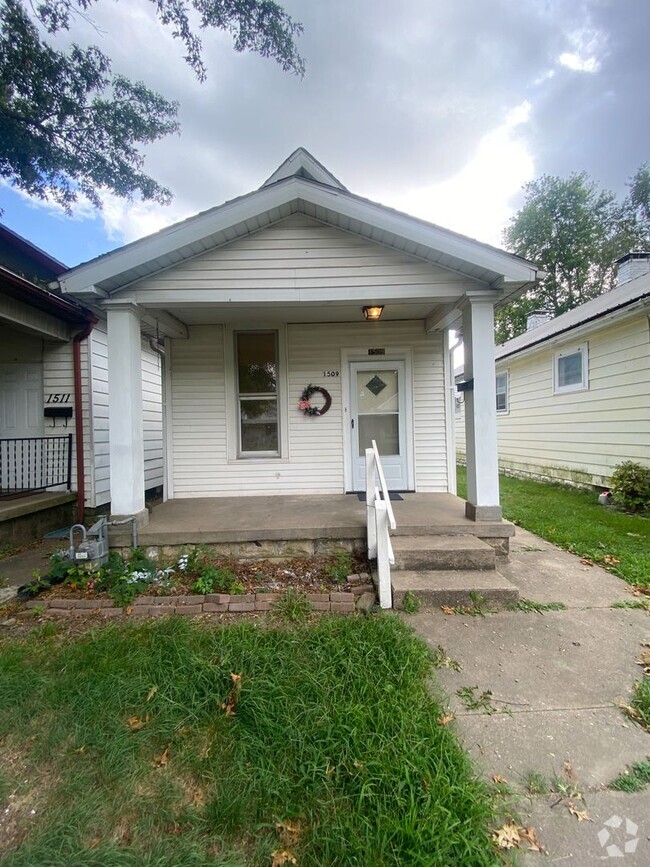 Building Photo - Remodeled 2 Bedroom/1 Bathroom House