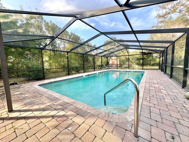 Photo - DeLand POOL-home: 4Bedrooms/2Baths - Perfect for family living!