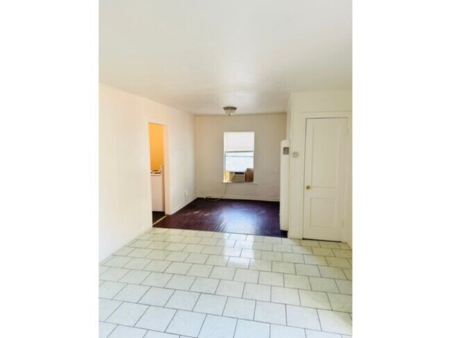 Photo - ******1 BEDROOM DUPLEX****