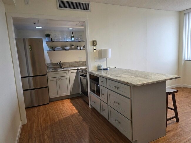 Building Photo - 70 Southbridge St Unit 504