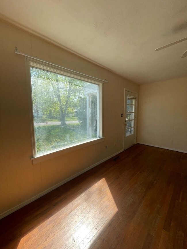 Photo - Charming 2 bedroom with a basement