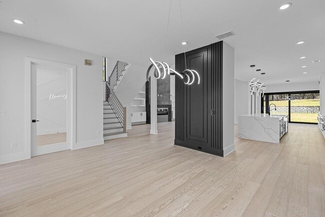 Photo - 555 Versailles Dr