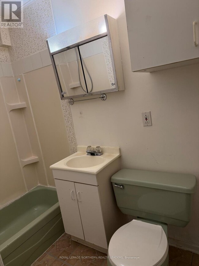 Photo - 85 Croatia Ave Unité B