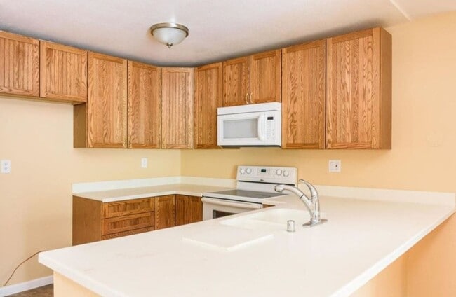 Photo - Spacious and Comfortable Condo - A/C - Central Location - Great Amenities - Natural Light