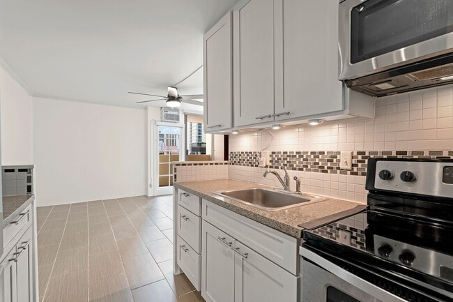 Building Photo - 2092 Kuhio Ave. Unit 906