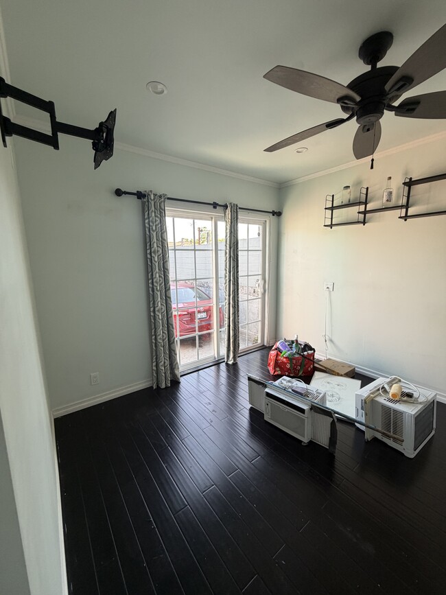 Photo - 1114 W 57th St