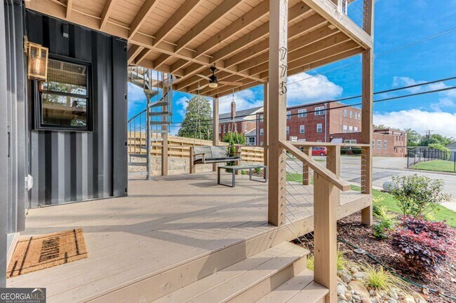 Photo - 775 Bradford St NW