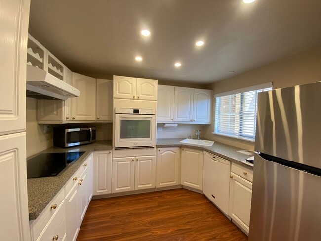 Building Photo - Spacious 3 bedroom, 2 bathroom Condo in Th...