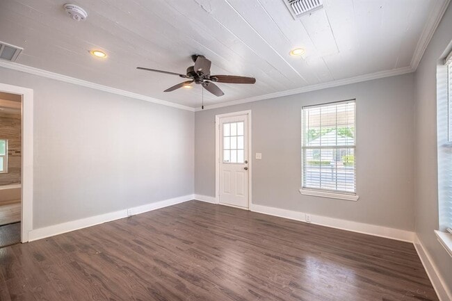 Photo - 2100 E 2nd St