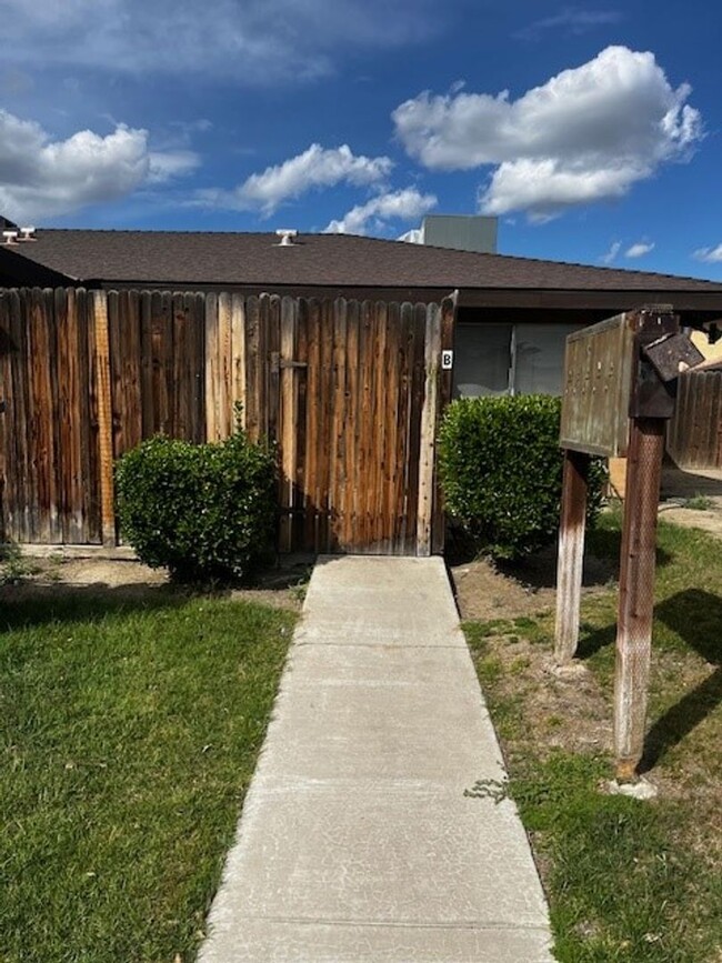 Building Photo - N. Halfmoon Dr. Unit B Rental