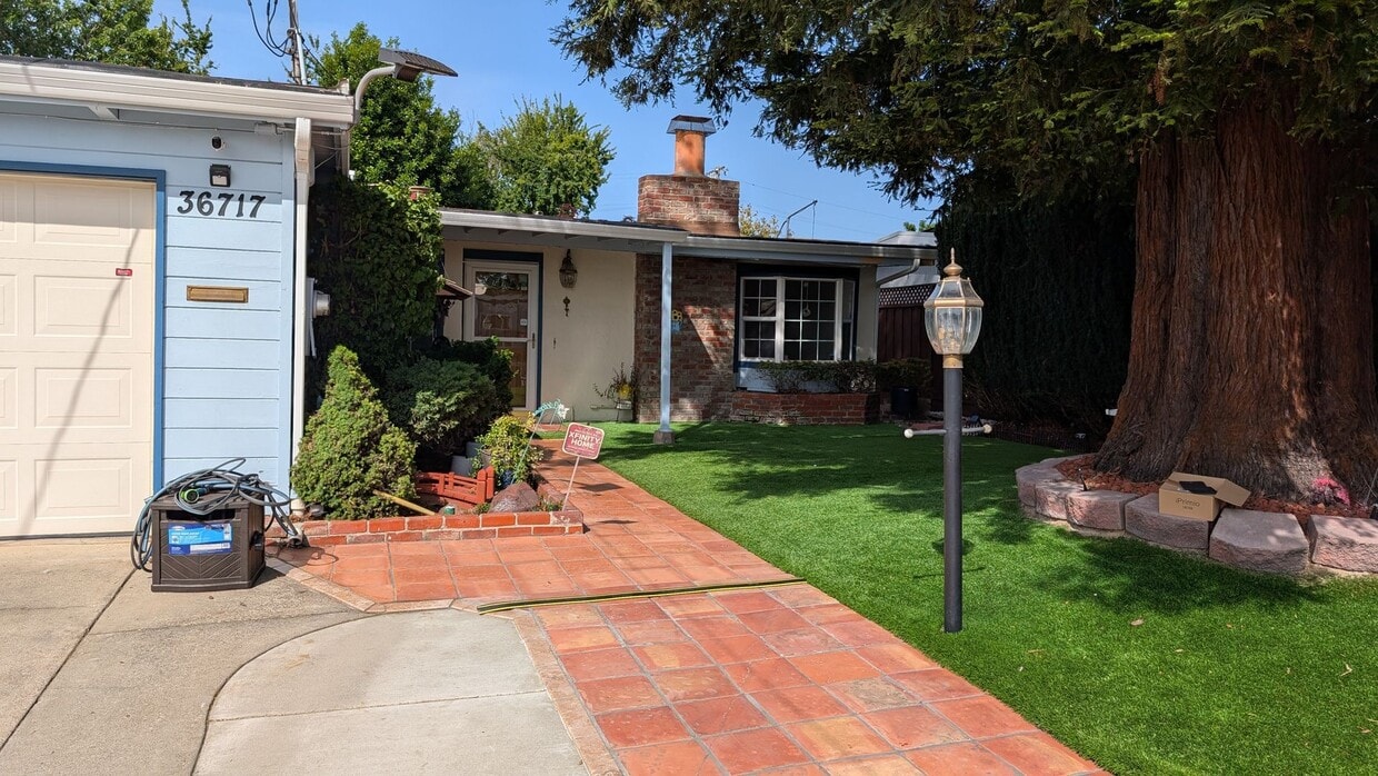 Beautiful 4 bedroom 2 bath home in Newark - Beautiful 4 bedroom 2 bath home in Newark