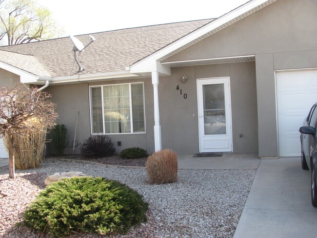 Building Photo - Great 3 bed, 2 bath Cortez Town Home