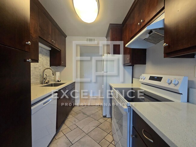 Photo - Upper 2/1 With New Carpets, Updated Kitchen and Many Many Many Community Features! Unidad 12