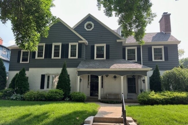Building Photo - 2225 E Woodstock Pl
