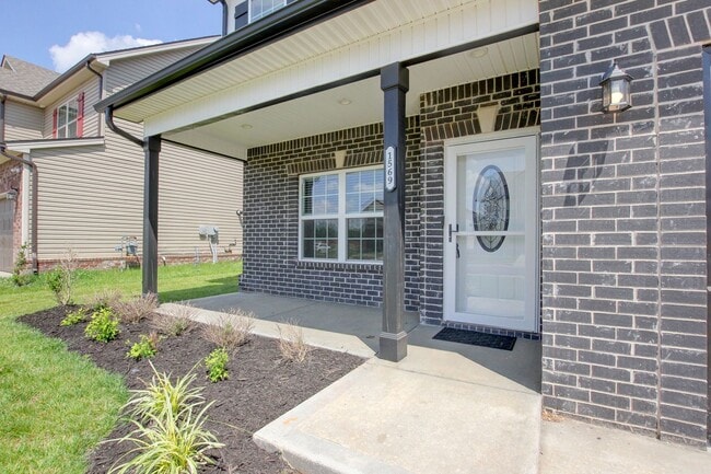 Photo - Sharp 4 bedroom HUGE house off exit 1 of I 24