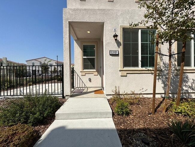 Building Photo - Gorgeous 3 Bedroom 2.5 Bathrooms Unit 53101