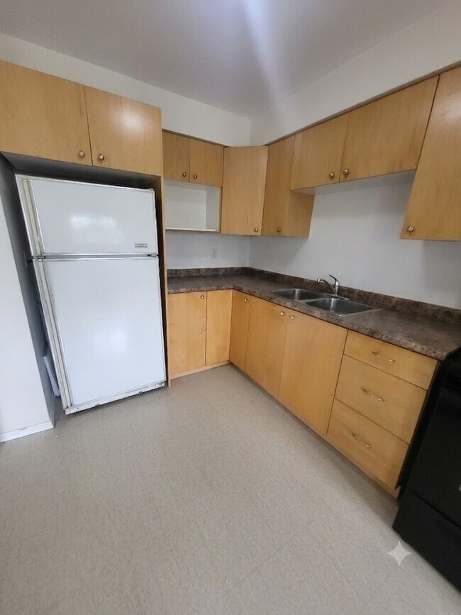 Photo - 627 Silverbirch Rd