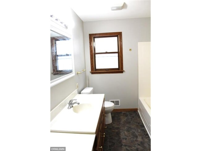 Photo - 747 Tuscarora Ave W
