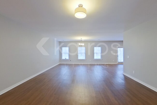 Photo - 433 White Oak Cir