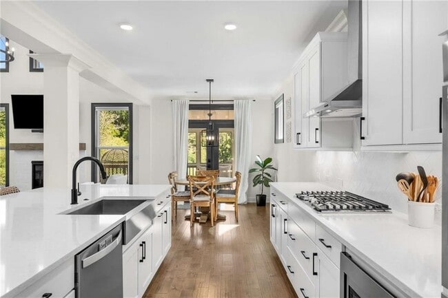 Photo - 520 Walden Glen Ln