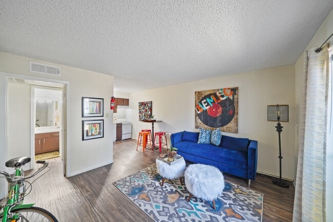 Building Photo - Oaks of Denton Rental