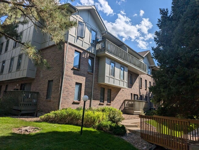 Building Photo - "Charming 2-Bed, 2-Bath Condo in Englewood... Unit 301