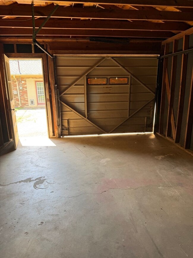 Photo - Charming 3-bedroom,1-bath home w/Detached garage for rent in Springfield, Tennessee.