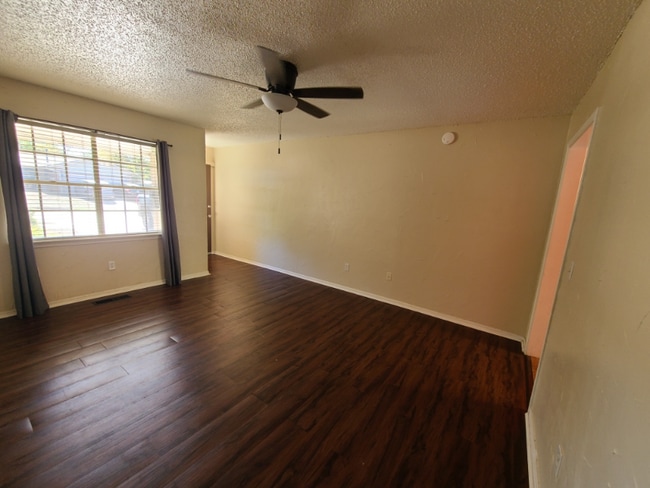 Photo - 925 Crown Dr