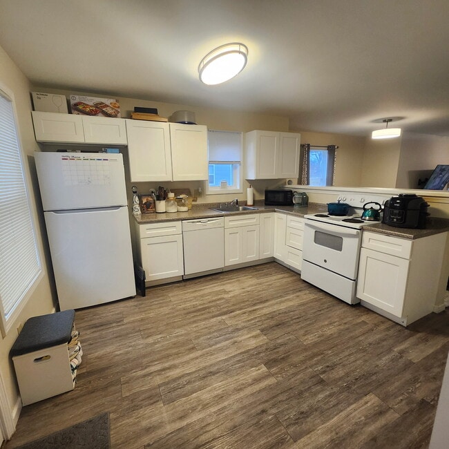 KITCHEN - 70 Naugatuck St Unit 70