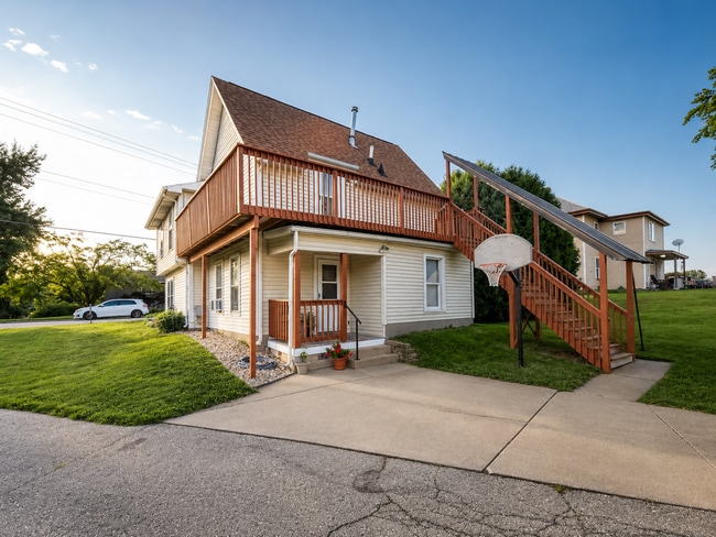 Building Photo - Updated 2BR Upper Duplex with Private Deck | Cross Plains