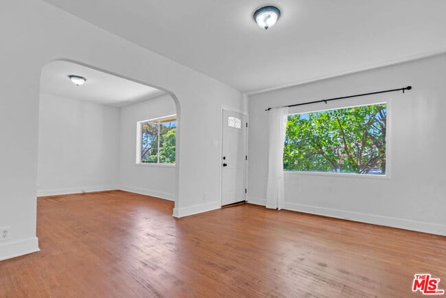 Photo - 736 N Poinsettia Pl