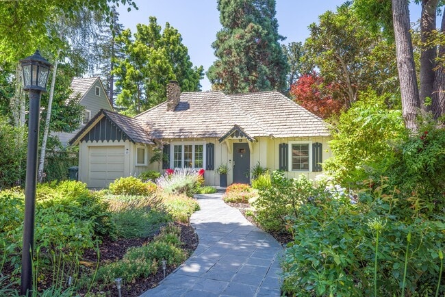 Charm of a Carmel Cottage in Menlo Park Al... - Charm of a Carmel Cottage in Menlo Park Al... Casa