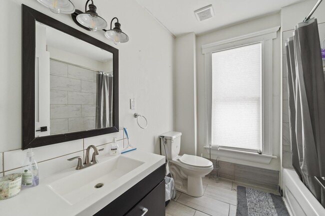 Photo - 560 Chatham St W