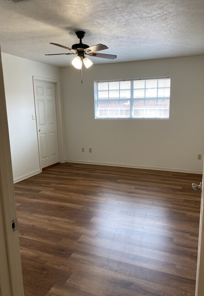 111 Chicago Ave Townhome Townhome Rental in Nederland TX