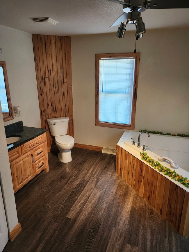 Photo - 301 W Butternut St