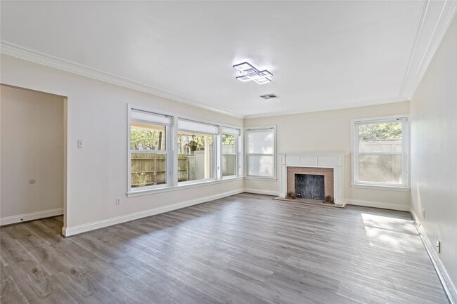 Photo - 2530 Wordsworth St