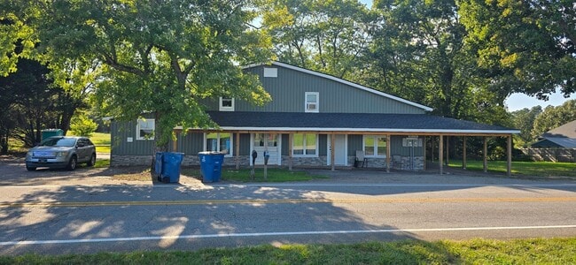 Building Photo - 4169 Grace Chapel Rd Unit 2