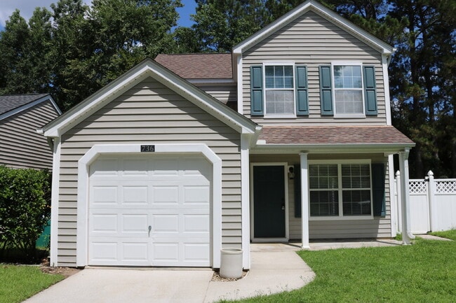 Four Bedroom Home with Private Fenced Back... - Four Bedroom Home with Private Fenced Back...