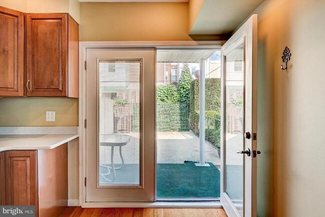 Photo - 3188 Mercer St