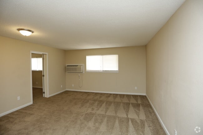 2BR, 1BA - 736 SF